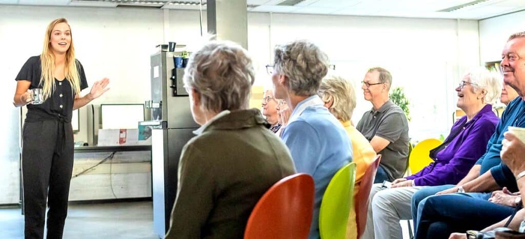 Lachende deelnemers van een seniorencollege