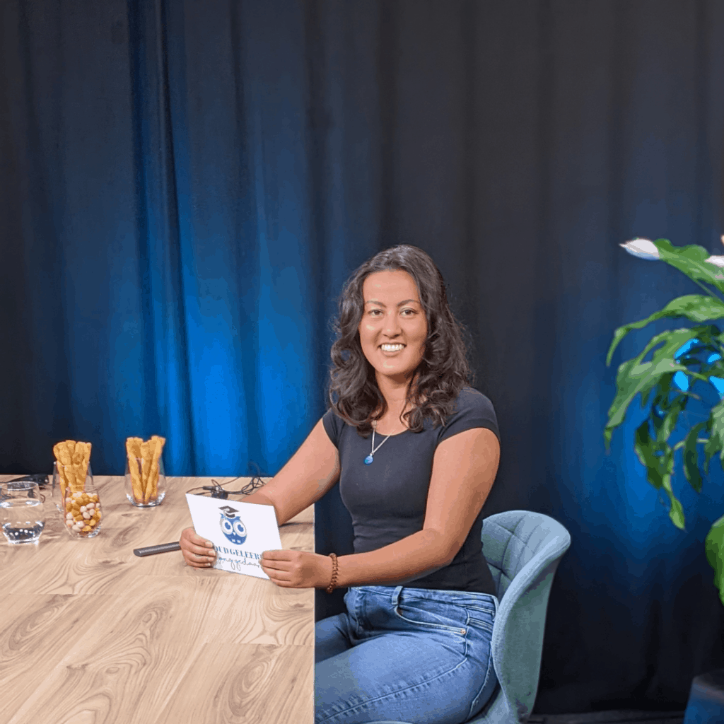 Studentdocent Kanthida in de studio