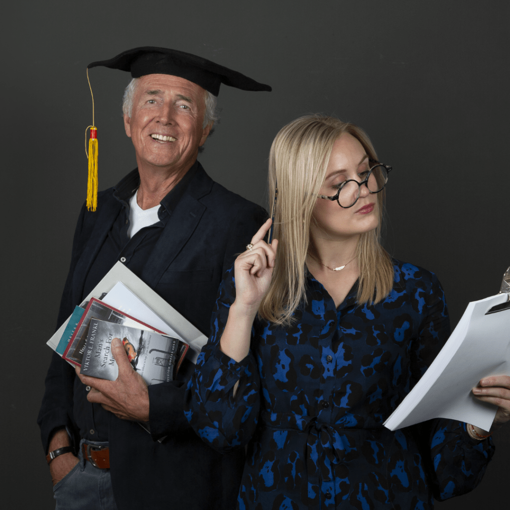Presentatrice Lisette bij de online seniorencolleges